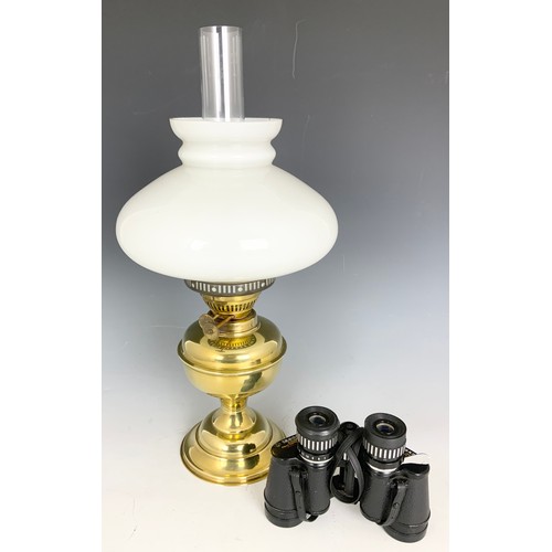 366 - BRASS OIL LAMP WITH G LASS SHADE AND A PAIR OF TASCO BINOCULARS 15 X35