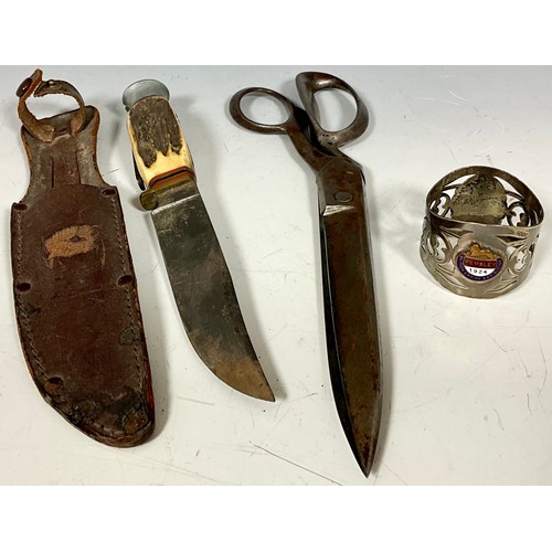 368 - SHEATH KNIFE, 1924 WEMBLEY EXHIBITION SERVIETTE RING AND A PAIR OF TAILOR’S SHEARS