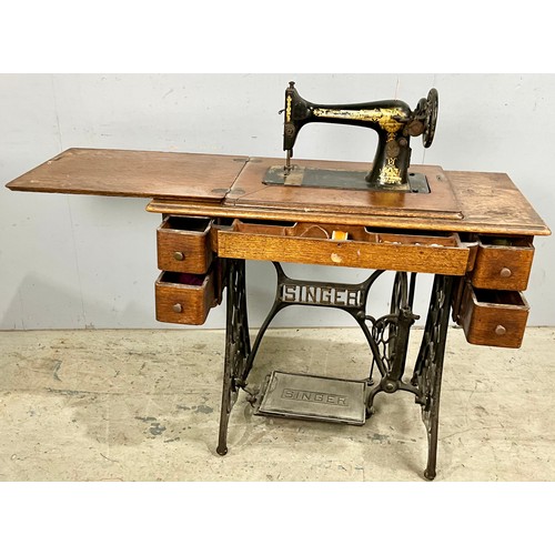 579 - SINGER TREADLE SEWING MACHINE