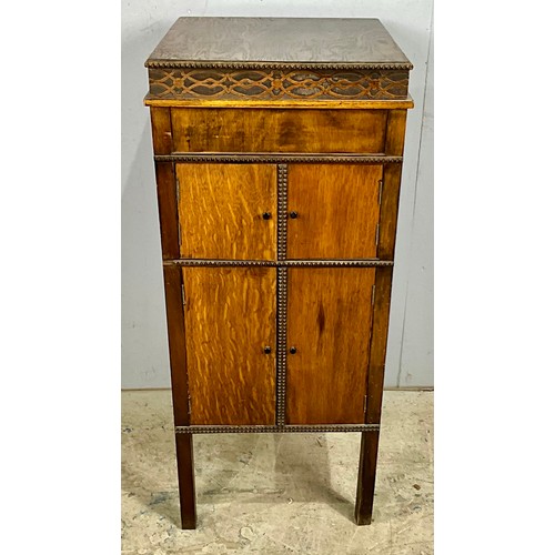 418 - MOSTYL OAK CASED CABINET GRAMOPHONE TOGETHER WITH AN SELECTION OF 78 RPM RECORDS