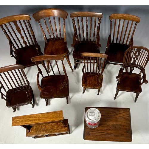 422 - COLLECTION OF MAHOGANY AND OAK EFFECT DOLLS SPINDLE BACK AND ROCKING CHAIRS T/W A DRESSER AND TABLE.... 