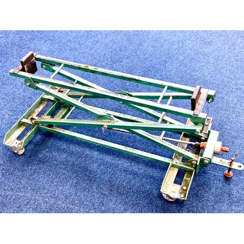 527 - 5 INCH GAUGE MODEL RAILWAY SCISSORS WORK & MAINTENANCE BENCH, ON WHEELS & END BLOCKS.