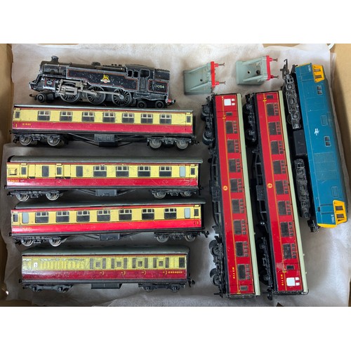 400 - HORNBY DUBLO, 2-6-4 STANDARD TANK 3R 80054, PLUS 3, 3R ‘SHORT MK1’ COACHES, EASTERN REGION E45402E C... 