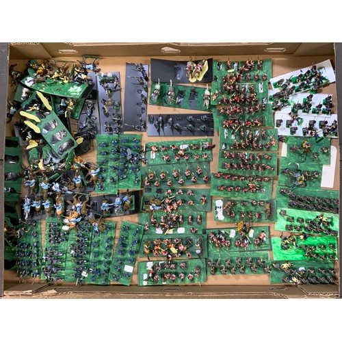 78 - 5 LARGE TRAYS OF PLASTIC SOLDIERS AND MADE MILITARY KITS MANY ERAS AND REGIMENTS ETS, IDEAL DIORAMA ... 