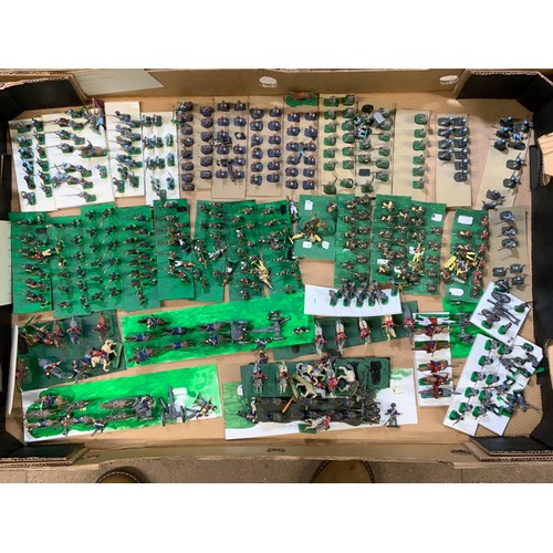 78 - 5 LARGE TRAYS OF PLASTIC SOLDIERS AND MADE MILITARY KITS MANY ERAS AND REGIMENTS ETS, IDEAL DIORAMA ... 