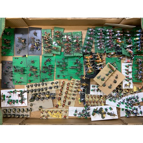 78 - 5 LARGE TRAYS OF PLASTIC SOLDIERS AND MADE MILITARY KITS MANY ERAS AND REGIMENTS ETS, IDEAL DIORAMA ... 