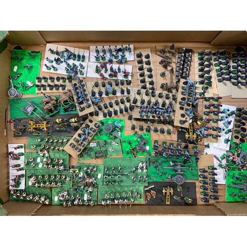 78 - 5 LARGE TRAYS OF PLASTIC SOLDIERS AND MADE MILITARY KITS MANY ERAS AND REGIMENTS ETS, IDEAL DIORAMA ... 