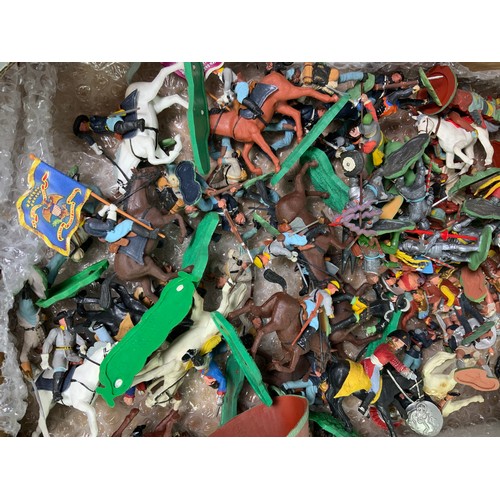 76 - LARGE TRAY OF PLASTIC BRITAINS & SIMILAR MILITARY, GUARDS REGIMENTS, WILD WEST ETC.