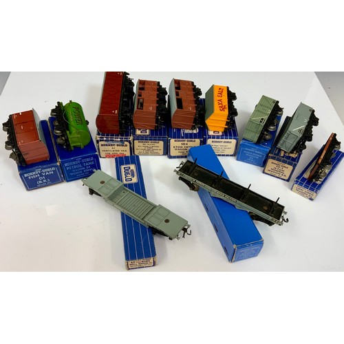 402 - HORNBY DUBLO, 11 BLUE BOXED FREIGHT WAGONS, INC, SD 6 CATTLE X2, 16T MINERAL, D1 POWER PETROL, D1 FI... 