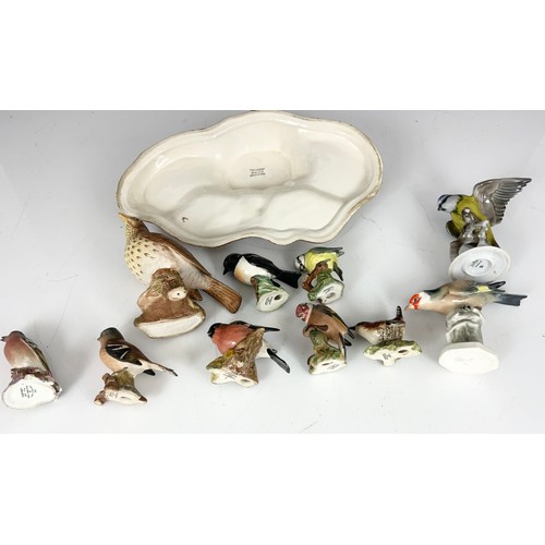 169 - BESWICK , ROYAL WORCESTER ETC BIRD MODELS WITH A BESWICK TREE STUMP DISPLAY STAND