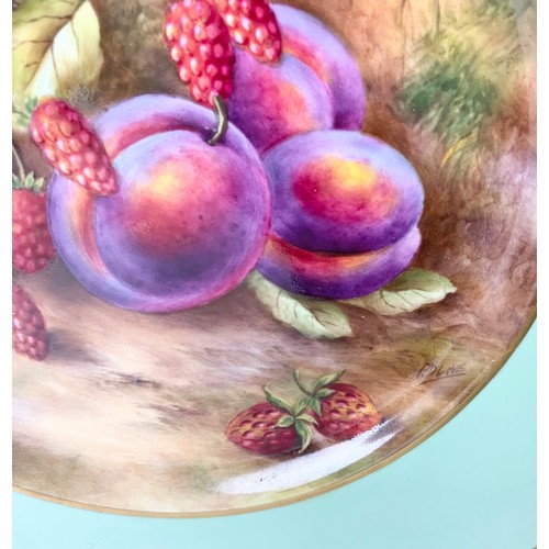 198 - ROYAL WORCESTER CABINET PLATE WITH HAND PAINTED FALLEN FRUIT SIGNED P LOVE WITH A MINT GREEN BORDER ... 