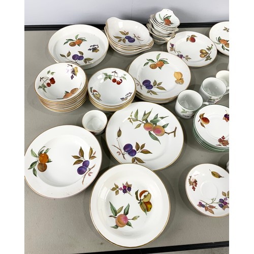 215 - QUANTITY OF ROYAL WORCESTER EVESHAM & EVESHAM VALE TABLEWARE  2 TRAYS