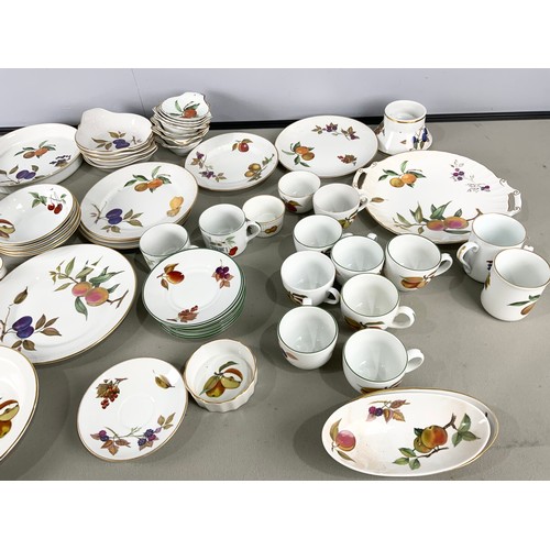 215 - QUANTITY OF ROYAL WORCESTER EVESHAM & EVESHAM VALE TABLEWARE  2 TRAYS