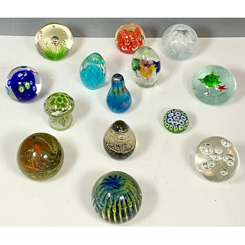 258 - COLLECTION OF 14 GLASS PAPERWEIGHTS