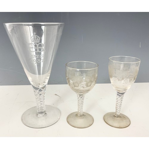 266 - FOUR PLUS TWO AIR TWIST ETCHED GLASSES TOGETHER WITH AN EDWARD VIII COMMEMORATIVE FUNNEL SHAPED GLAS... 