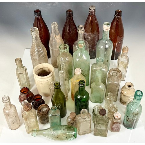 274 - TRAY OF VINTAGE GLASS AND STONEWARE BREWERY, MEDICINAL AND OTHER JARS AND BOTTLES