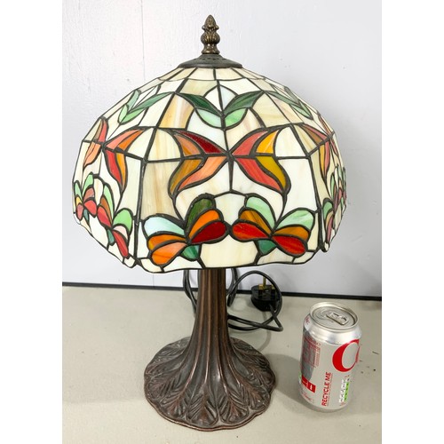 287 - MODERN TIFFANY STYLE TABLE LAMP WITH A MODERN LAMP WITH GLASS SHADE