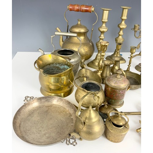 318 - BRASS CANDLE STICKS & ASSORTED BRASSWARE