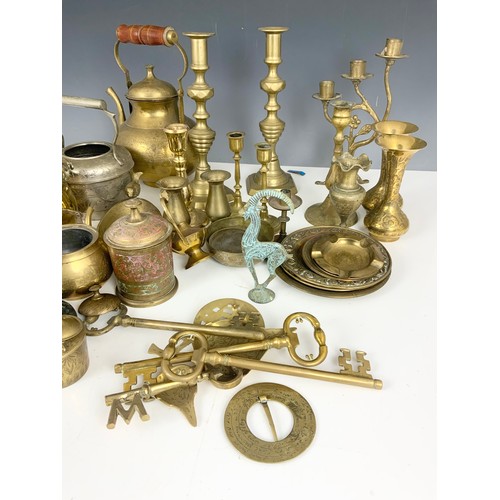 318 - BRASS CANDLE STICKS & ASSORTED BRASSWARE