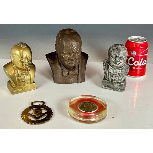 322 - A SMALL BRASS, RESIN AND STONE BUSTS OF WINSTON CHURCHILL TOGETHER WITH A CHURCHILL HORSE BRASS AND ... 