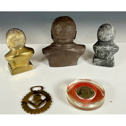 322 - A SMALL BRASS, RESIN AND STONE BUSTS OF WINSTON CHURCHILL TOGETHER WITH A CHURCHILL HORSE BRASS AND ... 