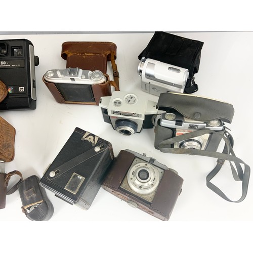 401 - QUANTITY  OF VINTAGE  CAMERAS