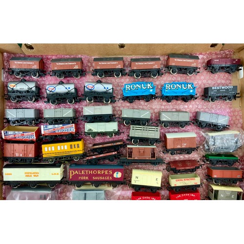 313 - TRAY OF U/B 00 SCALE MODEL RAILWAY WAGONS, 41 IN TOTAL, TANK, MINERAL, PALETHORPES, MORELAND GLOUCES... 