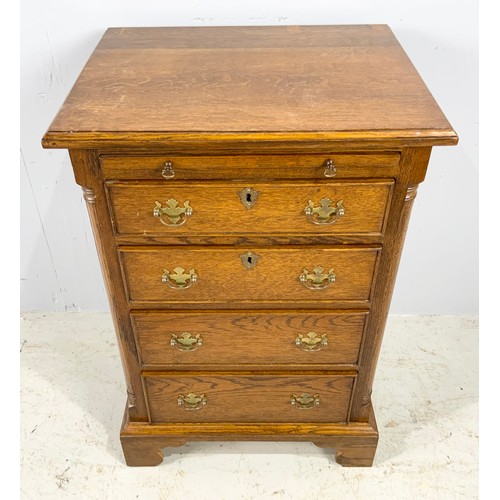 627 - SMALL OAK CHEST OF DRAWERS WITH BRUSHING SLIDE WIDTH 47cm