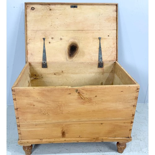 589 - PINE CHEST / BLANKET BOX ON TURNED FEET  WIDTH  78cm