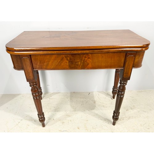 560 - MAHOGANY TEA TABLE ON TURNED LEGS