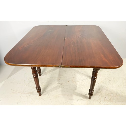 560 - MAHOGANY TEA TABLE ON TURNED LEGS