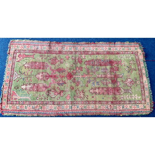 666 - RED AND GREEN GROUND WOOL RUG, APPROX. 173 X 91 cm