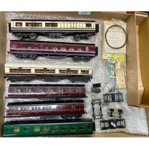 413 - EXLEY COACHES, 00 SCALE, 3 WITH BOGIES & WHEELS, 3 WITHOUT PLUS SUNDRY ODD SPARES