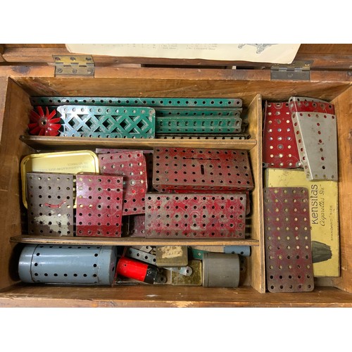 212 - WOODEN CASE OF VINTAGE MECCANO