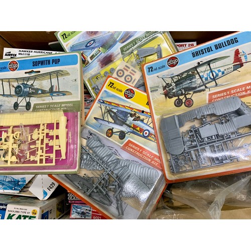 87 - BOX OF MIXED PLASTIC KITS, AIRFIX, FROG, NOVA, REVELL, A COUPLE SEALED MOST OPENED, A FEW STARTED, E... 