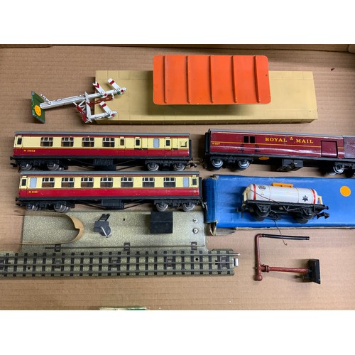 417 - HORNBY DUBLO, 2 SHORT TINPLATE COACHES, TPO & APPARATIUS, PART ISLAND PLATFORM, ICI WAGON