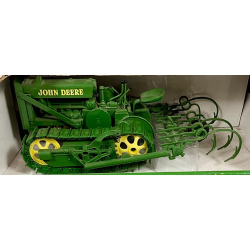 186 - SPEC CAST COLLECTIBLES JOHN DEERE LINDEMAN CRAWLER WITH CULTIVATOR 1:16 SCALE, & ERTL 500, 1923 JOHN... 