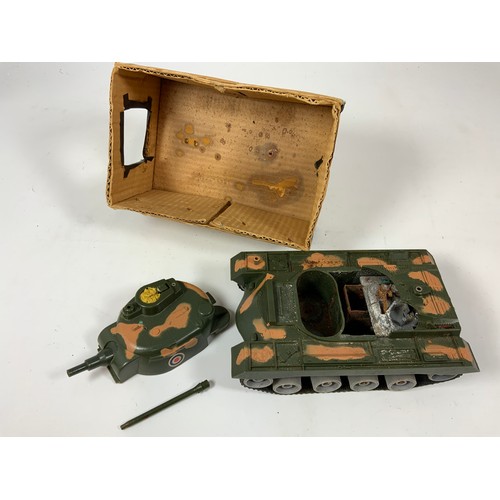 98 - MARX, BOXED CAP FIRING TANK, BATTERY OPERATED, CAMOUFLAGED, HK-8194, MADE IN HONG KONG. 
see photos ... 