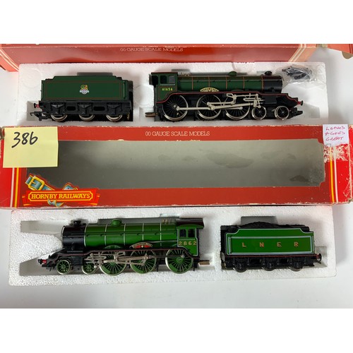 386 - HORNBY BOXED MODEL RAILWAY LOCOMOTIVES, R060 B17 LEEDS UNITED, R053 B17 MANCHESTER UNITED,  HORNBY B... 