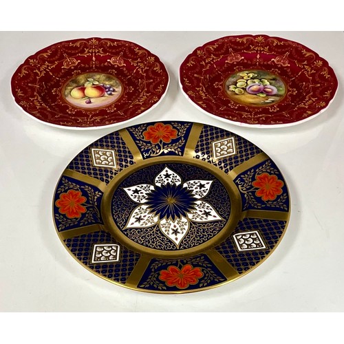 191 - TWO ROYAL WORCESTER HAND PAINTED CABINET PLATES (SECONDS) TOGETHER WITH AN IMARI PATTERNED PLATE