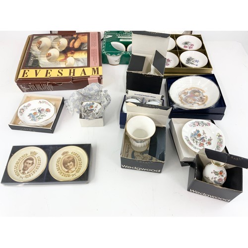 195 - TRAY OF BOXED ROYAL WORCESTER , WEDGEWOOD ETC INC KUTANI CRANE , EVESHAM