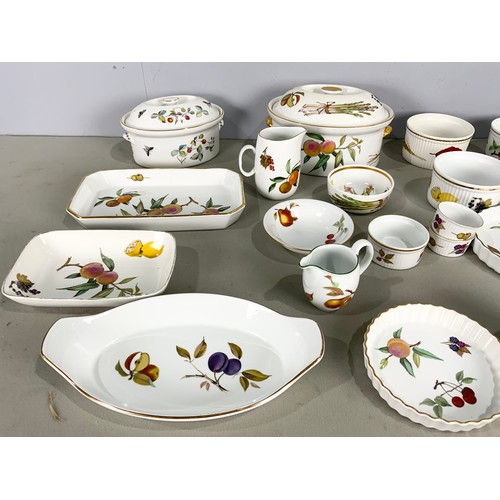 228 - QUANTITY OF MISC. ROYAL WORCESTER  MOSTLY EVESHAM WARE