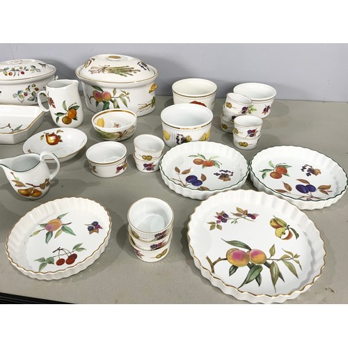 228 - QUANTITY OF MISC. ROYAL WORCESTER  MOSTLY EVESHAM WARE