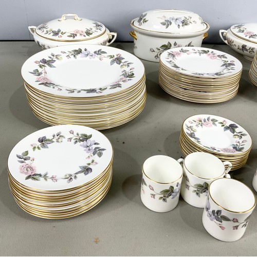 224 - LARGE QUANTITY OF ROYAL WORCESTER JUNE GARLAND DINNERWARE 2 TRAYS