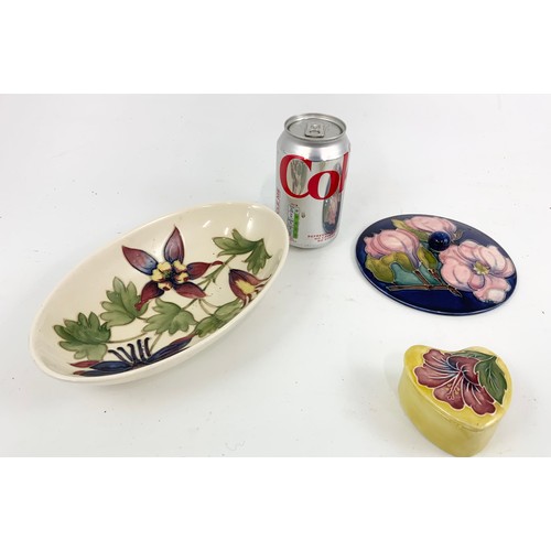 251 - MISC. MOORCROFT INCLUDING AN OVAL SHAPED MOORCROFT COLUMBINE PATTERN ON IVORY GROUND DISH, HEART SHA... 