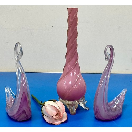 270 - SELECTION OF GLASS WARES INCLUDING TWO SWANS, A ROSE AND A SMALL PINK VASE ON CLEAR FOOT