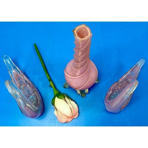 270 - SELECTION OF GLASS WARES INCLUDING TWO SWANS, A ROSE AND A SMALL PINK VASE ON CLEAR FOOT