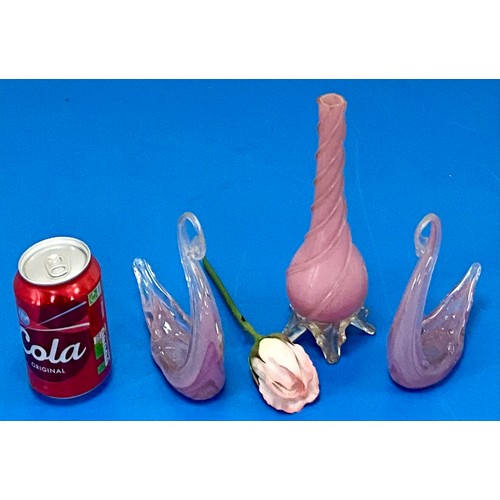 270 - SELECTION OF GLASS WARES INCLUDING TWO SWANS, A ROSE AND A SMALL PINK VASE ON CLEAR FOOT