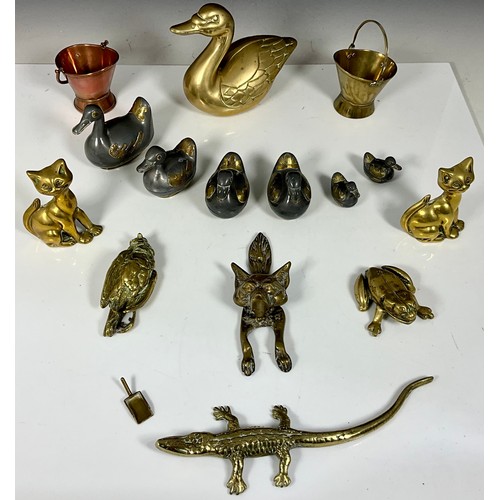 351 - BRASS PEWTER AND COPPER ITEMS INC. GRADUATED DUCK STORAGE BOXES, MINIATURE COAL BUCKETS AND BRASS AN... 