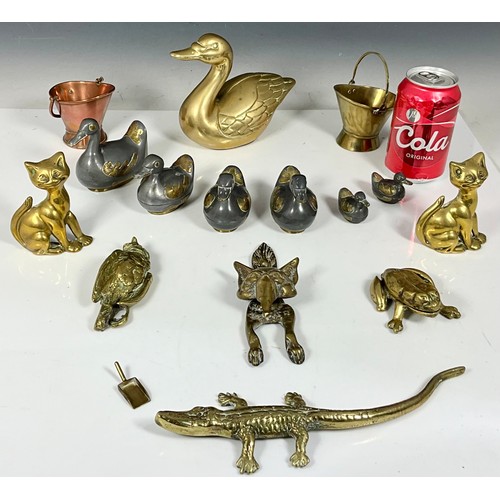 351 - BRASS PEWTER AND COPPER ITEMS INC. GRADUATED DUCK STORAGE BOXES, MINIATURE COAL BUCKETS AND BRASS AN... 